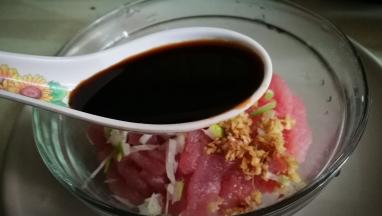 猪里脊洗净切丝 加入葱花姜末生抽