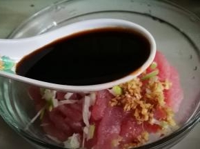 猪里脊洗净切丝 加入葱花姜末生抽