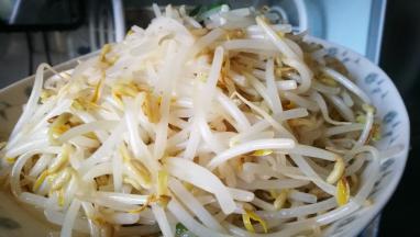 豆芽炒制断生盛出