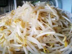 豆芽炒制断生盛出
