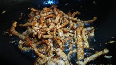 锅中油热倒入肉丝 加少许老抽