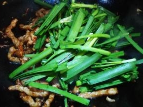 放入韭菜段