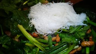 放入泡软的粉丝