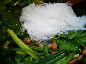 放入泡软的粉丝