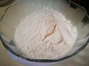 面粉放入大盆中