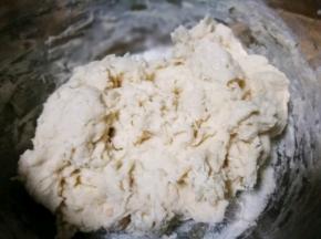 一边加温水一边用筷子搅拌成絮状