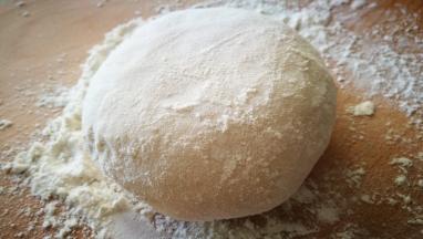 把面和成面团 盖上布醒一醒