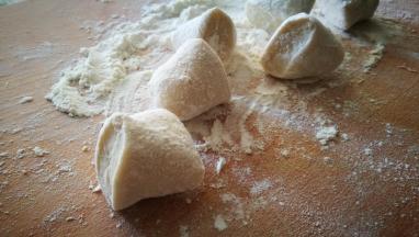 醒好的面揉一揉 做成比饺子皮大一些的剂子