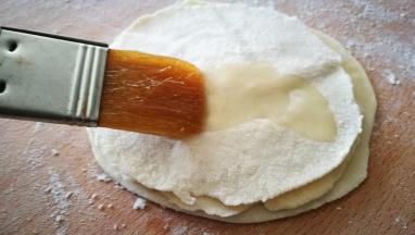 面皮上刷上一层油 一个摞一个