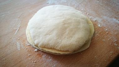 摞好后 用手压一压 用擀面杖擀薄 注意正面擀一擀 翻个面擀一擀 保证每张面皮大小一致