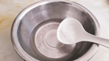 温水中放入砂糖半勺。