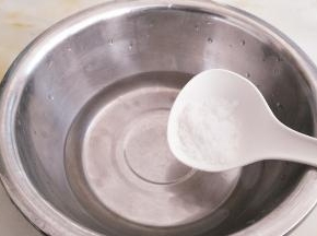 温水中放入砂糖半勺。
