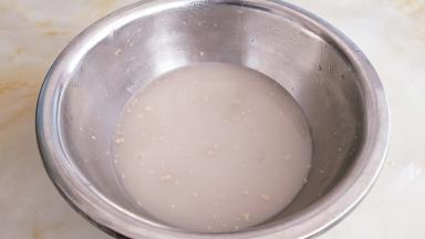 放入发酵粉搅拌融化。