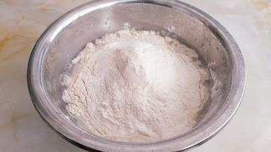 放入300克面粉。