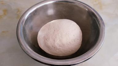 揉成软硬适中的面团，盖上保鲜膜进行发酵。