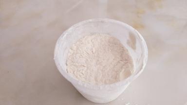 准备80克面粉。