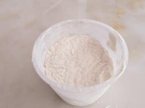 准备80克面粉。
