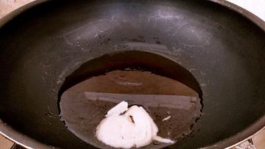 烧热炒锅，放入猪油烧至约8成热。