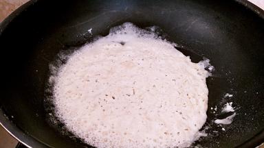 炒至面粉微黄色成熟面。