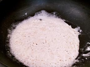 炒至面粉微黄色成熟面。