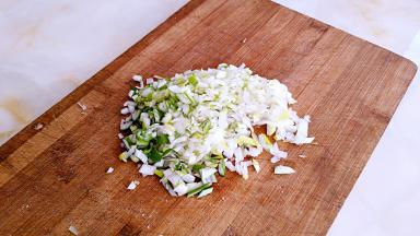 大葱切碎。