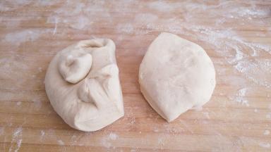 取出面团略微排气，分成两份。