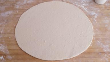 擀成较薄的面皮。