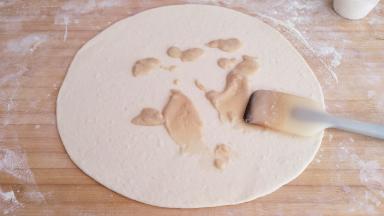 放入一半的油酥。