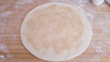 用刮刀均匀的刮均匀。