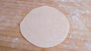 然后擀成较薄的皮子。