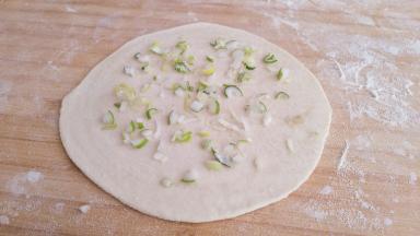 在均匀的撒上一层葱碎，撒上适量盐。