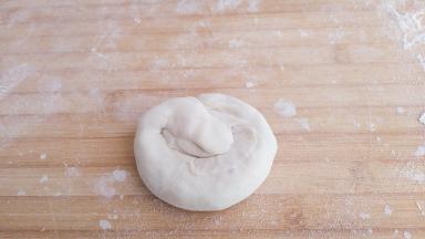 绕圈缠绕一下后再按扁。