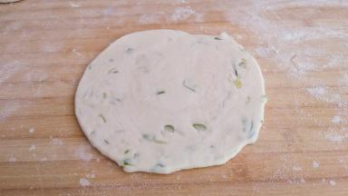 用擀面杖擀成薄片。