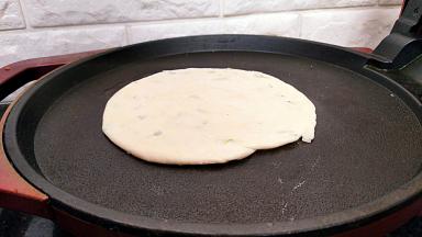 电饼档预热后，刷一层薄油，饼面也刷一层油，盖上盖子开始烙。