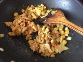 然后放入腌制好的鸡肉煎至七成熟