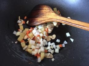 然后放入洋葱炒至洋葱变金黄色