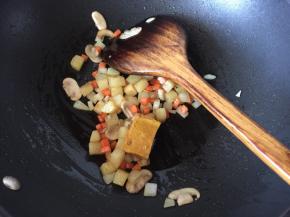 放入一块咖喱块