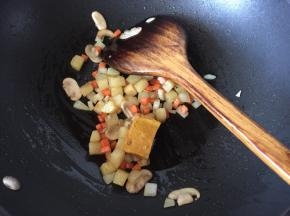 放入一块咖喱块