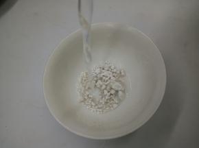 番薯粉加少许清水，化开