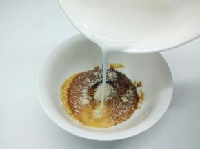 花开的番薯粉水，跟调料放一起搅拌