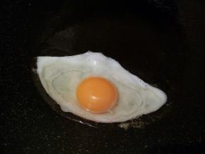 锅里加少许食用油，油微热，磕一个鸡蛋，中小火慢慢煎