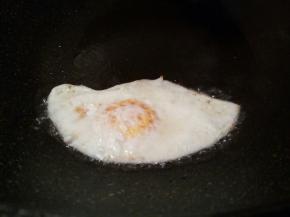 鸡蛋底部成型，翻面煎（翻面的时候一定要轻）