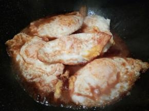 把煎好的鸡蛋都放锅里，加入调料汁，轻轻晃动锅，都沾上料汁