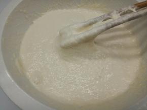 中筋面粉加适量细盐（加了盐以后，做好的饼更加有嚼劲）清水慢慢倒，一边倒一边用筷子轻轻地顺着一个方向搅拌，搅拌到筷子可以挑起面糊，就停止加水，搅拌好的面糊，静置半小时