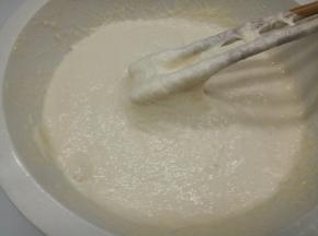 中筋面粉加适量细盐（加了盐以后，做好的饼更加有嚼劲）清水慢慢倒，一边倒一边用筷子轻轻地顺着一个方向搅拌，搅拌到筷子可以挑起面糊，就停止加水，搅拌好的面糊，静置半小时