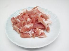 猪后腿肉切小片