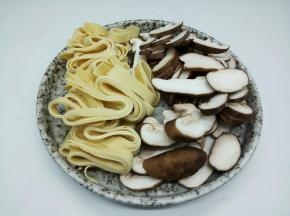 这是切好的香菇片，豆丝