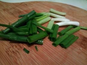 小葱洗干净，切寸断