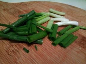 小葱洗干净，切寸断