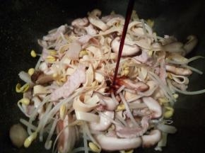 等黄豆芽八成熟，加生抽少许，盐，辣椒粉少许，翻炒均匀